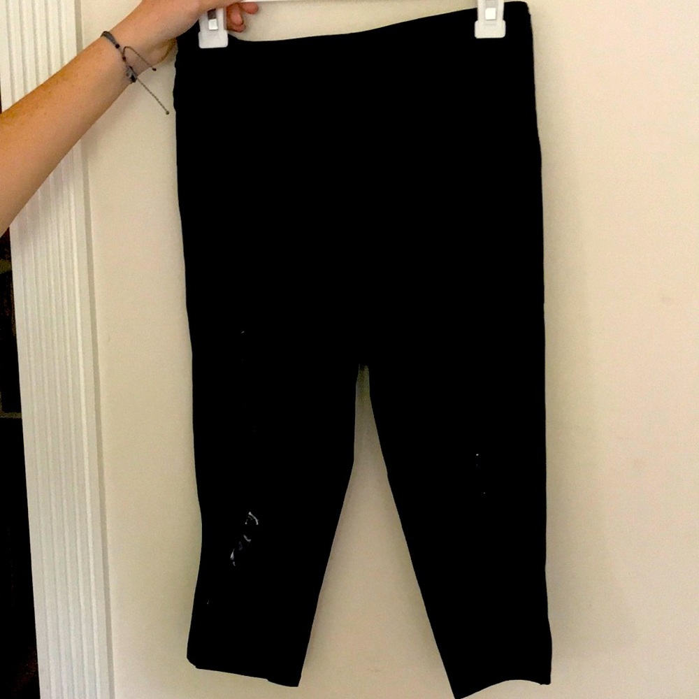 Size 8 lulu below the knee leggings